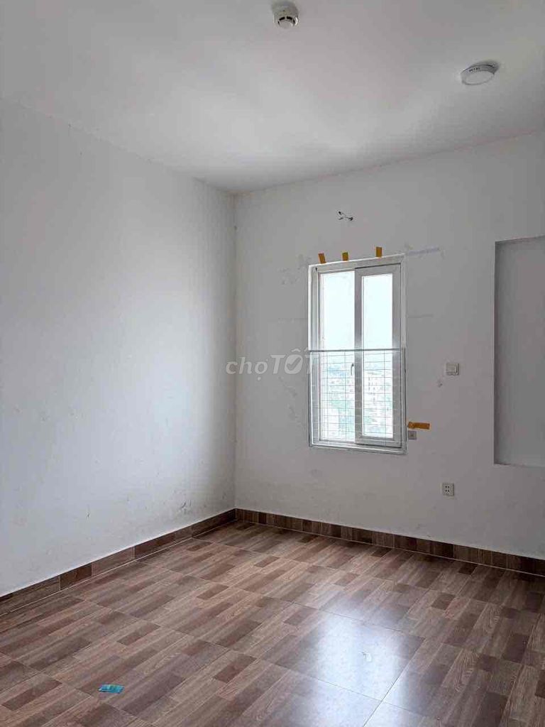 Tân Bình angle apartment - the basic interior airport view
