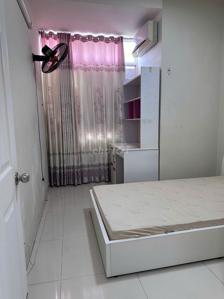 It's the owner who rents the guest apartment - 65 M2 (two bathrooms) upstairs