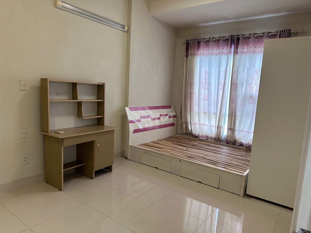 It's the owner who rents the guest apartment - 65 M2 (two bathrooms) upstairs