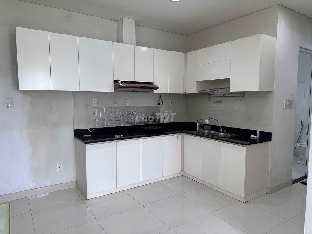 It's the owner who rents the guest apartment - 65 M2 (two bathrooms) upstairs