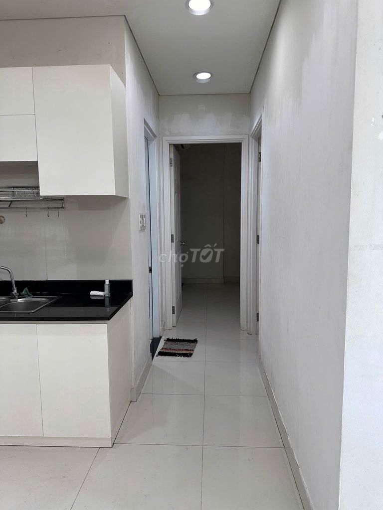 It's the owner who rents the guest apartment - 65 M2 (two bathrooms) upstairs