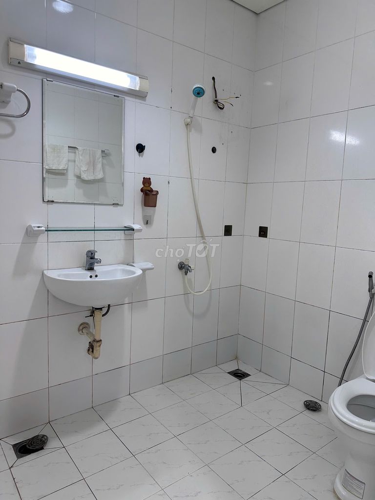 It's the owner who rents the guest apartment - 65 M2 (two bathrooms) upstairs