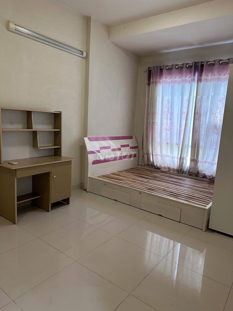It's the owner who rents the guest apartment - 65 M2 (two bathrooms) upstairs