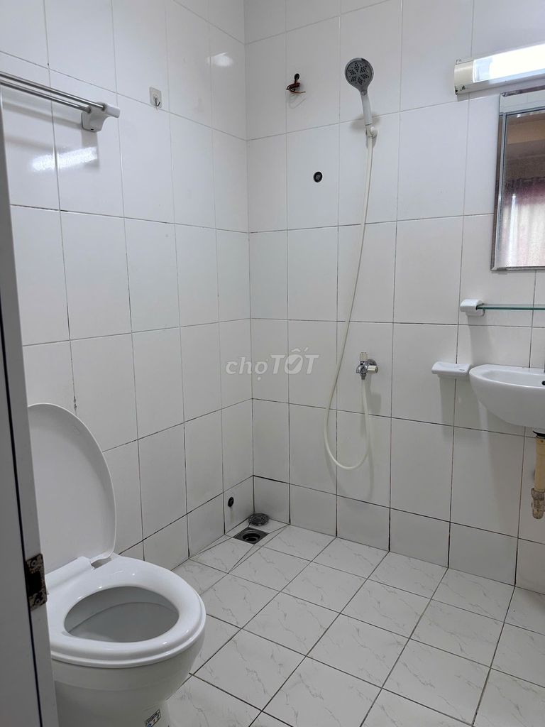 It's the owner who rents the guest apartment - 65 M2 (two bathrooms) upstairs