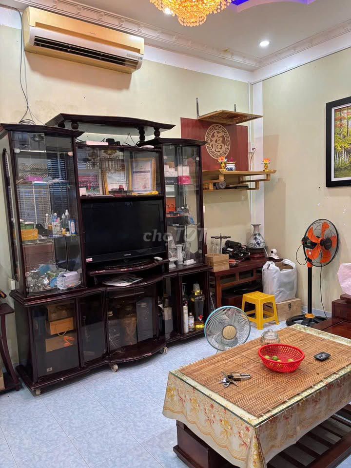 Rent Saigonres, Nguyễn Xí - 3 bedrooms at 15 million a month