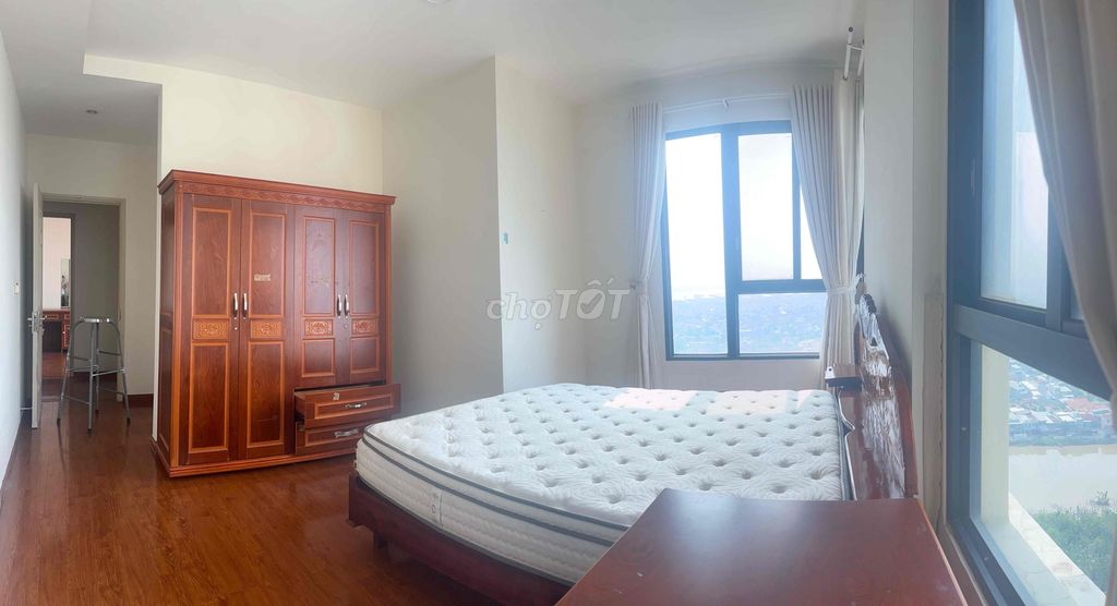 Three large bedrooms plus one small room for renting furniture in 7th district.