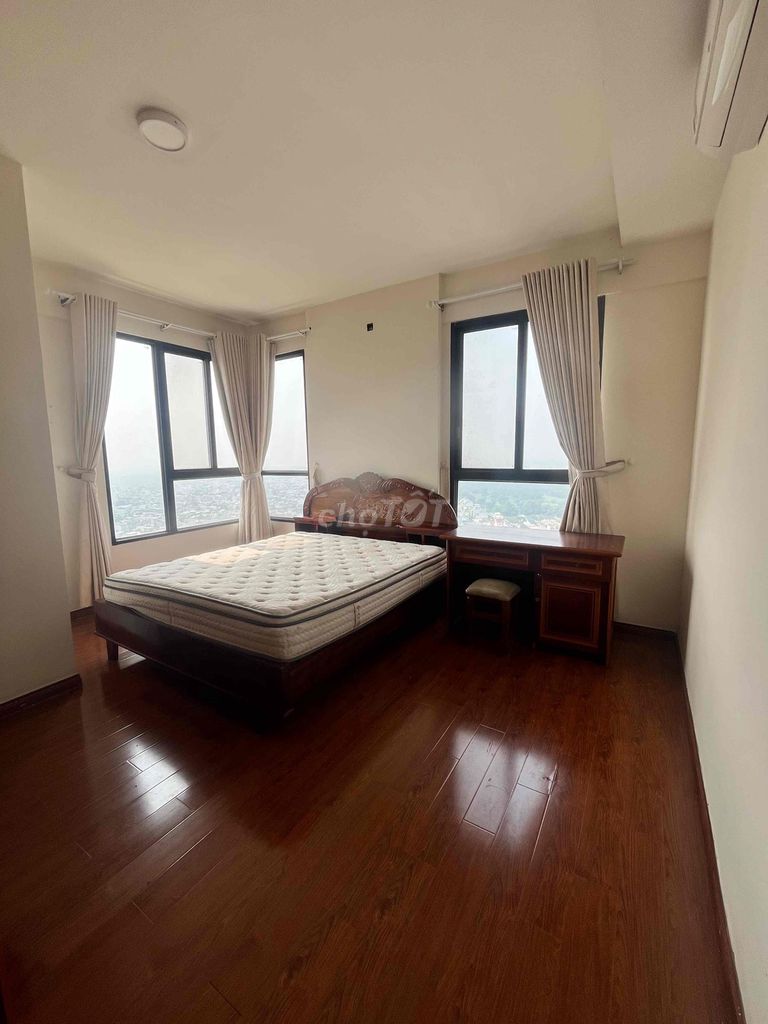 Three large bedrooms plus one small room for renting furniture in 7th district.
