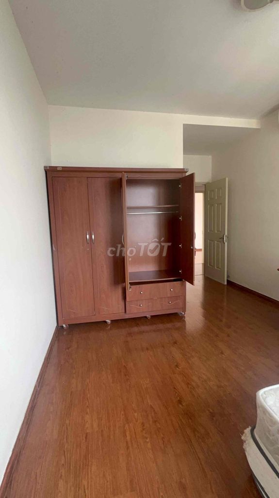 Three large bedrooms plus one small room for renting furniture in 7th district.