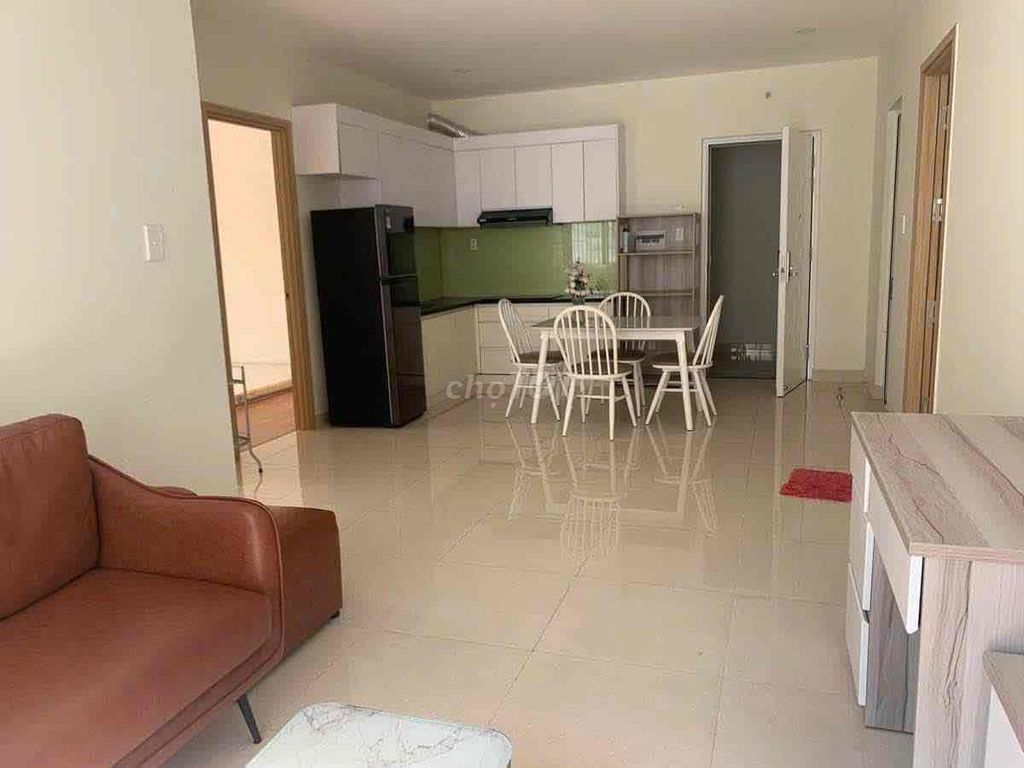 Rent us Three Bedrooms; The rent's 9.5 million a month. Xiang, check the house