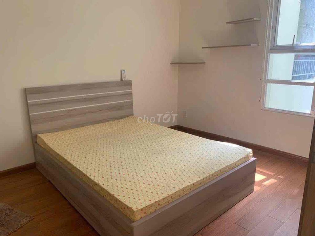 Rent us Three Bedrooms; The rent's 9.5 million a month. Xiang, check the house