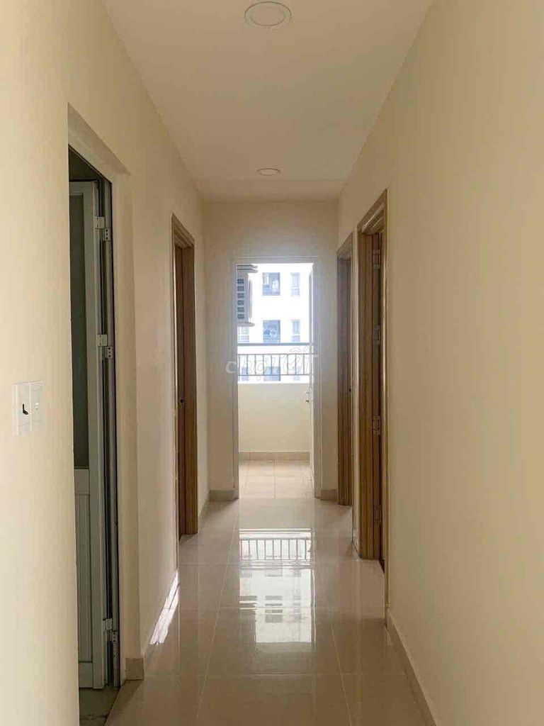 Rent us Three Bedrooms; The rent's 9.5 million a month. Xiang, check the house