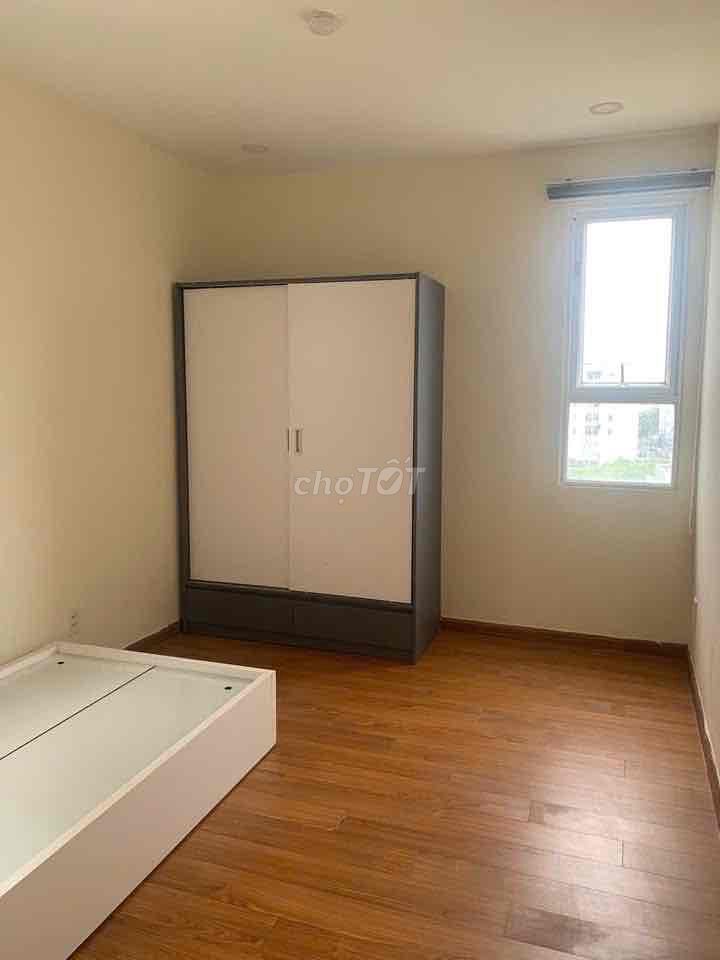 Rent us Three Bedrooms; The rent's 9.5 million a month. Xiang, check the house