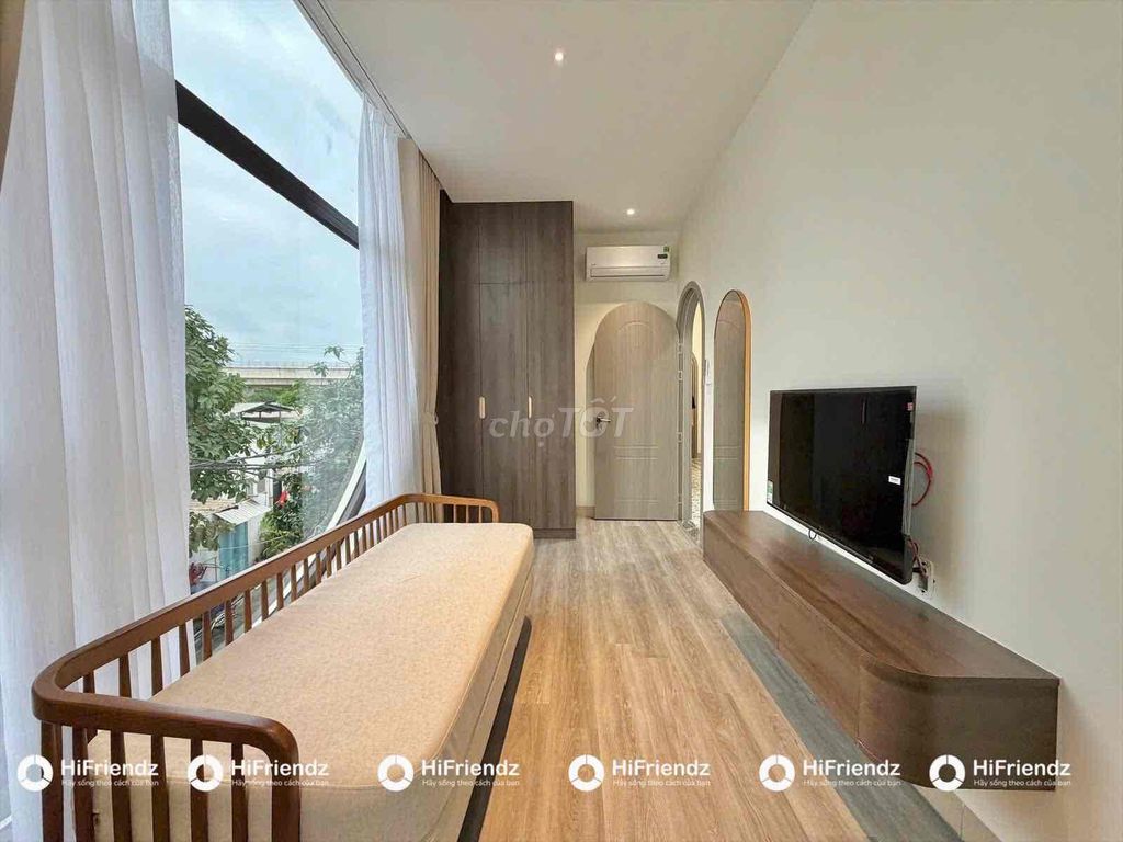 The two-size bedroom in the center of District 2 has a window bandol