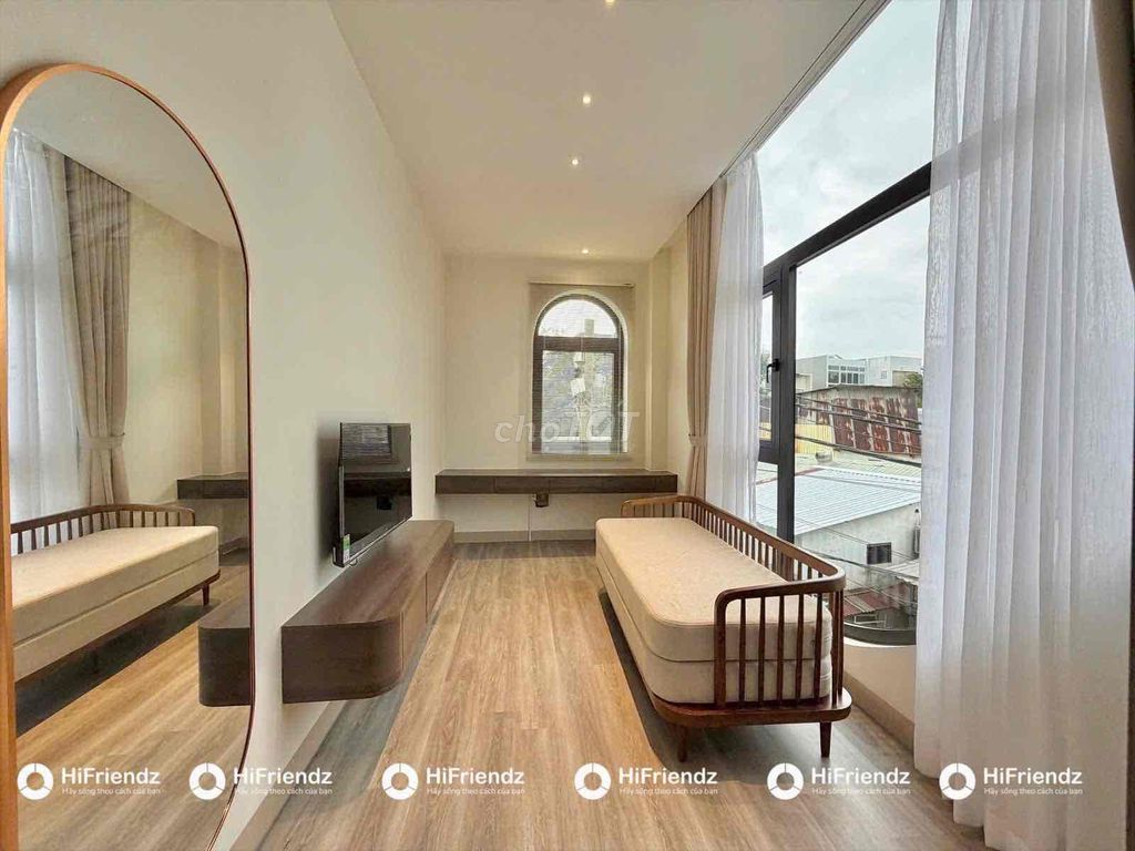 The two-size bedroom in the center of District 2 has a window bandol