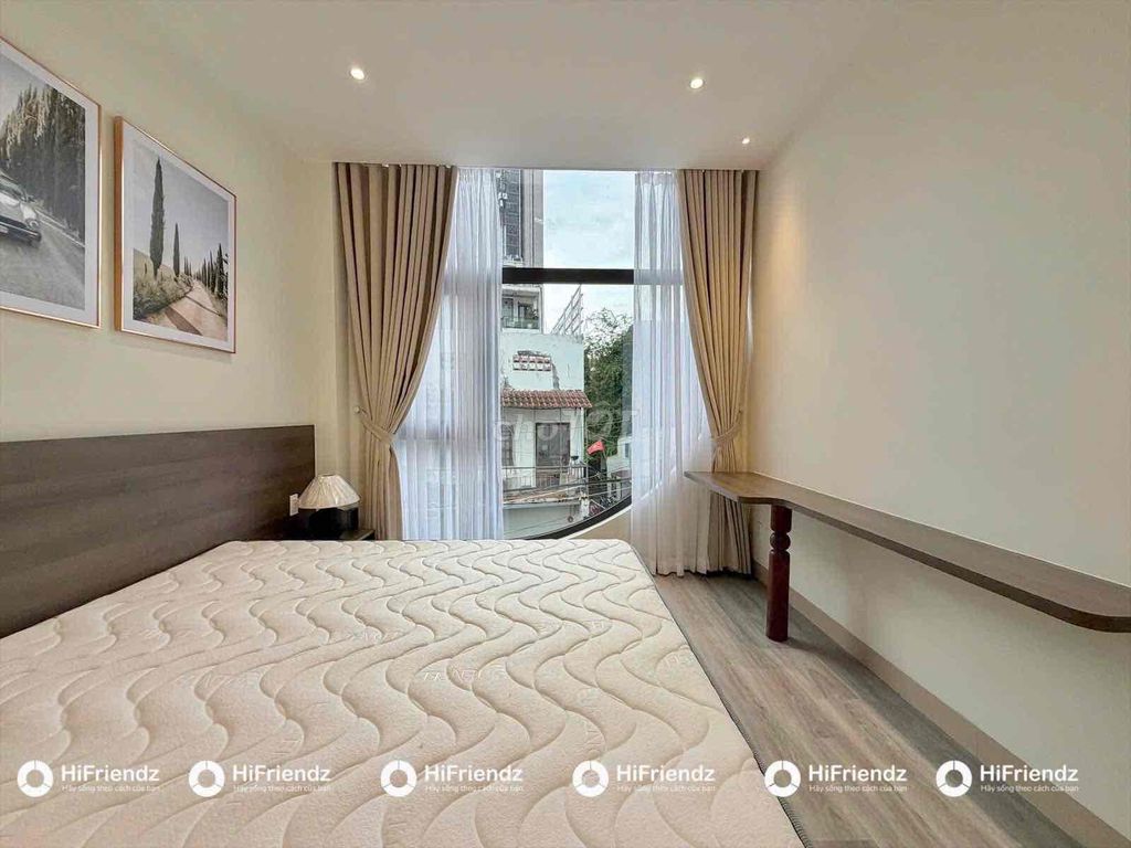 The two-size bedroom in the center of District 2 has a window bandol