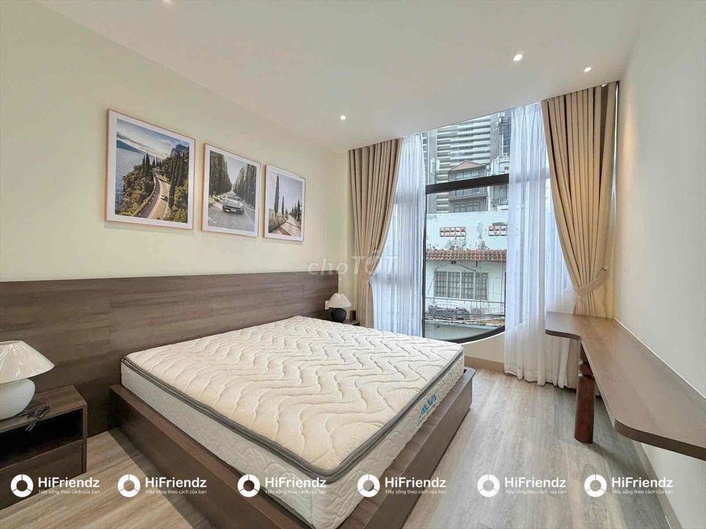 The two-size bedroom in the center of District 2 has a window bandol