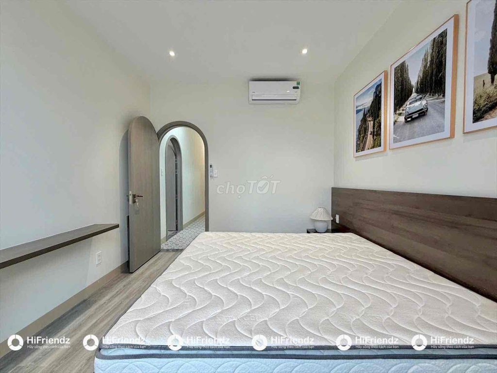 The two-size bedroom in the center of District 2 has a window bandol