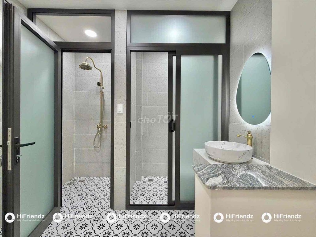 The two-size bedroom in the center of District 2 has a window bandol