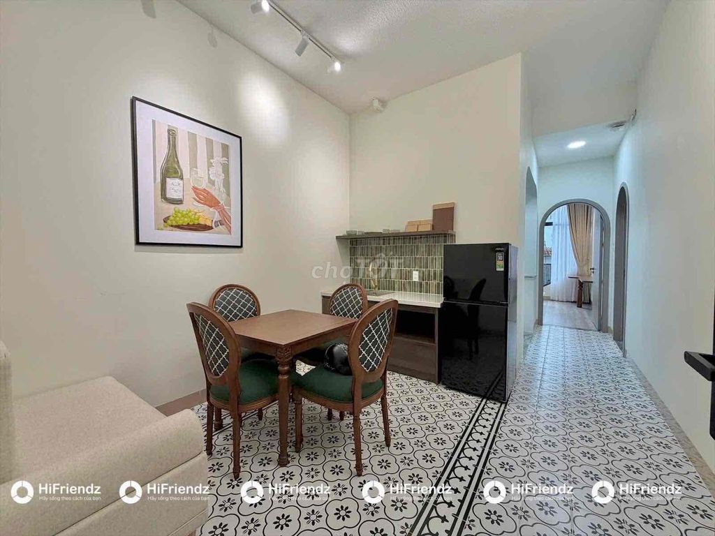 The two-size bedroom in the center of District 2 has a window bandol