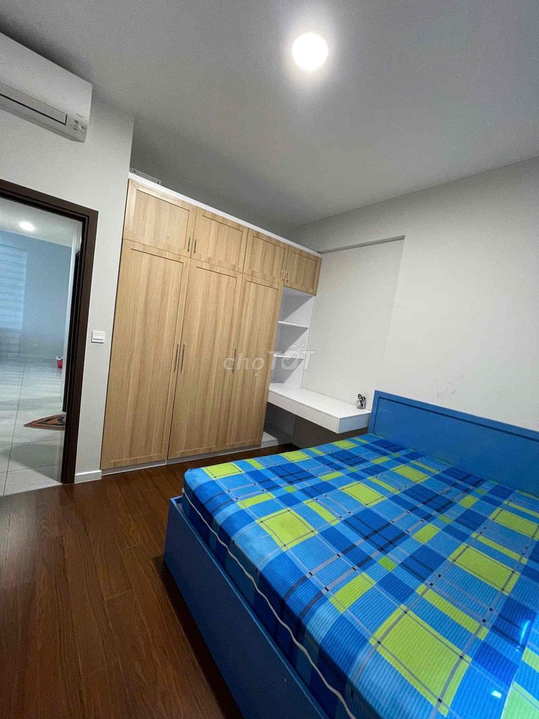 We need to rent the apartment three bedrooms.