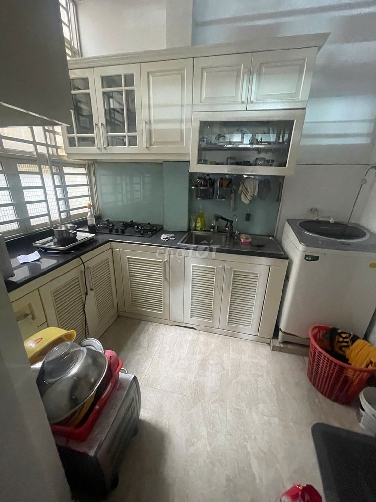 Rent the whole corner-- Đoàn Văn Bơ apartment.
