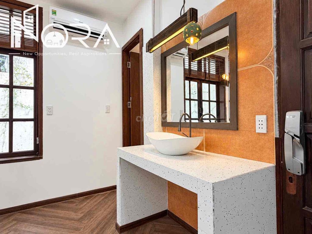 A large balcony bedroom - Nguyễn Thị Minh Khai District 3 06 by the turtle pool
