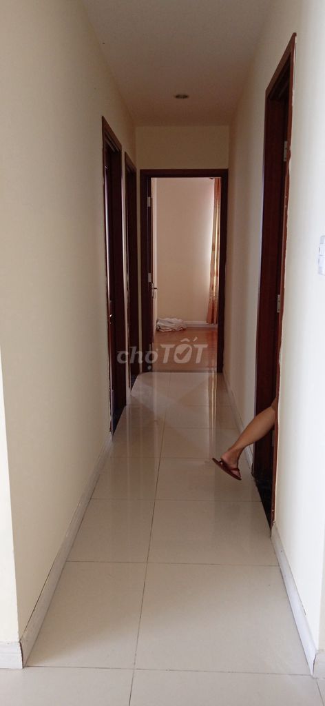 The landlord needs to rent-- 3 bedrooms, 100 M2,Cộng Hòa Plaza only 14 million a month.