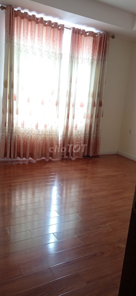 The landlord needs to rent-- 3 bedrooms, 100 M2,Cộng Hòa Plaza only 14 million a month.