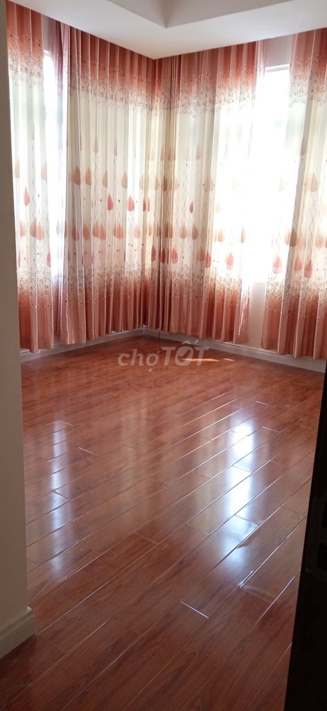 The landlord needs to rent-- 3 bedrooms, 100 M2,Cộng Hòa Plaza only 14 million a month.