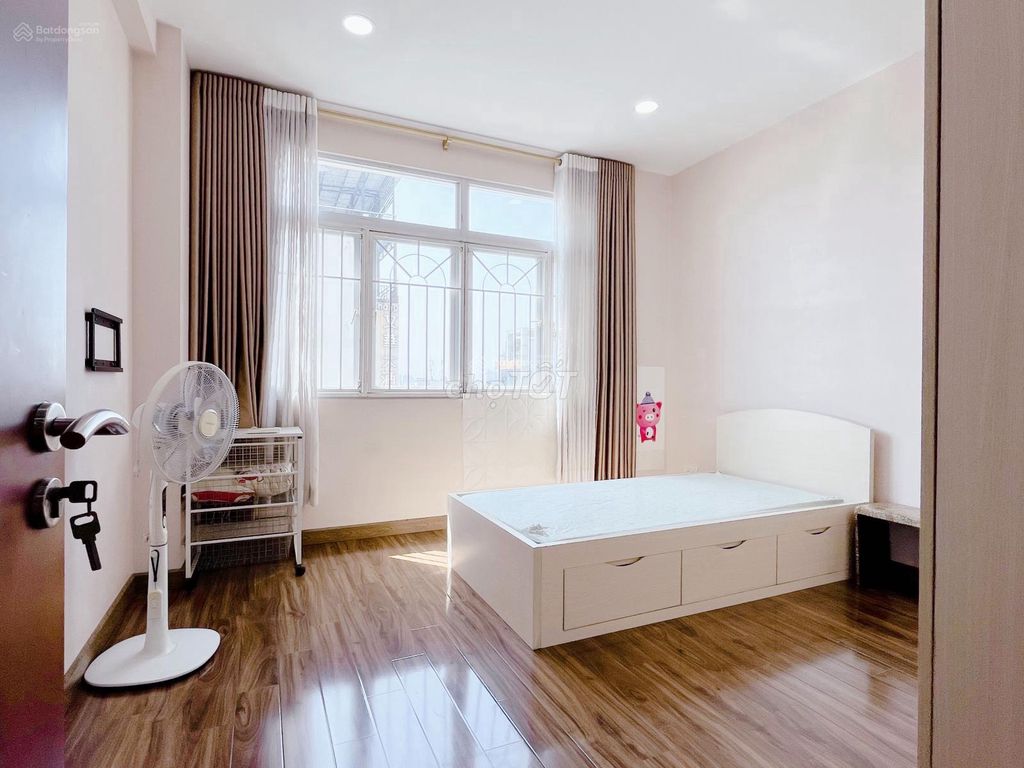 It's the owner who rents Tản Đà Court Tản Đà-74 M2,2 bedrooms 13 million a month.