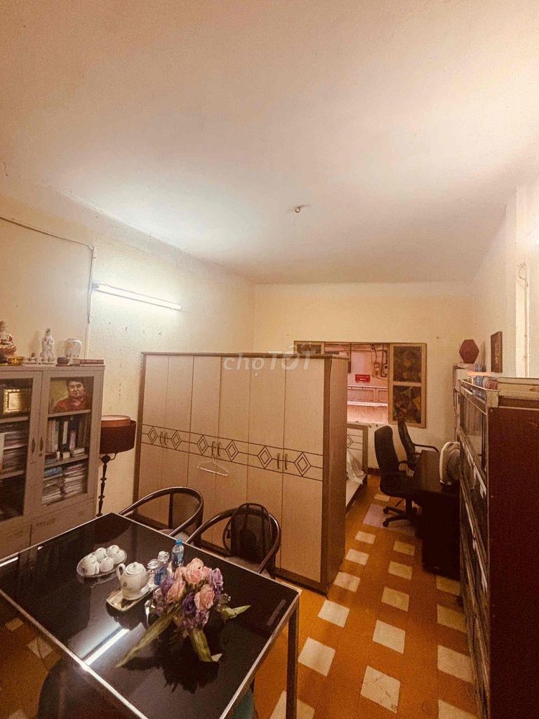 Third floor building, room one, room one - 29 meters 2 is 1 - near 187