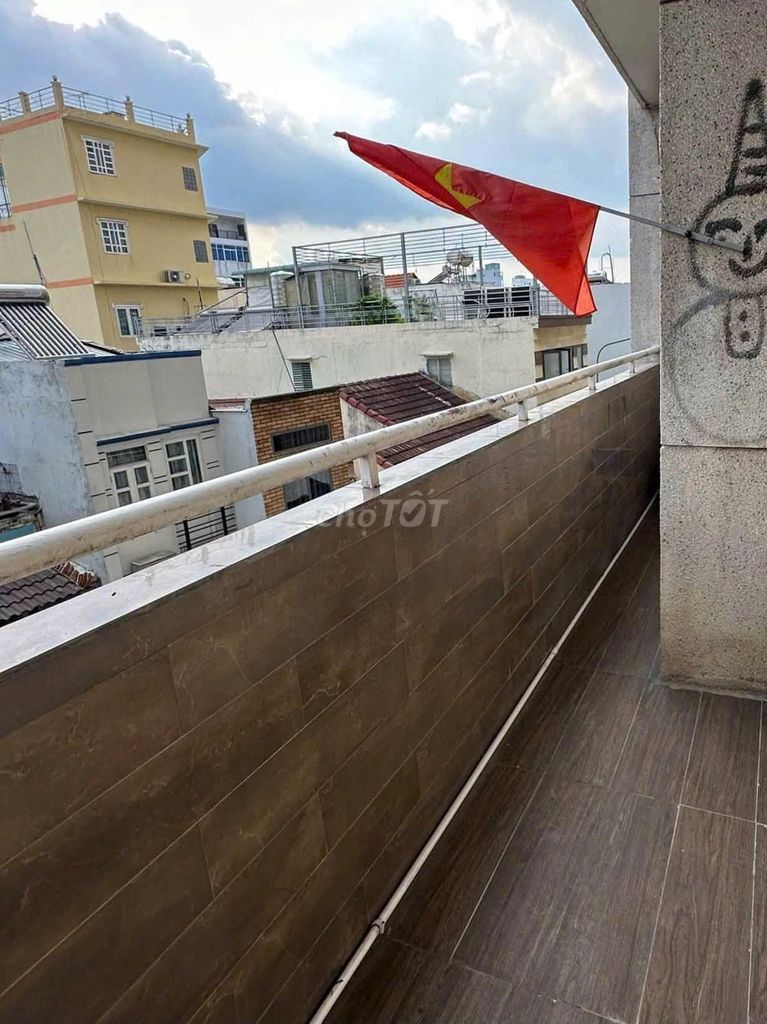 The third district Hoàng Sa staircase, zero interior 62 meters2, at 9.5 million a month, plus one bedroom, one toilet.