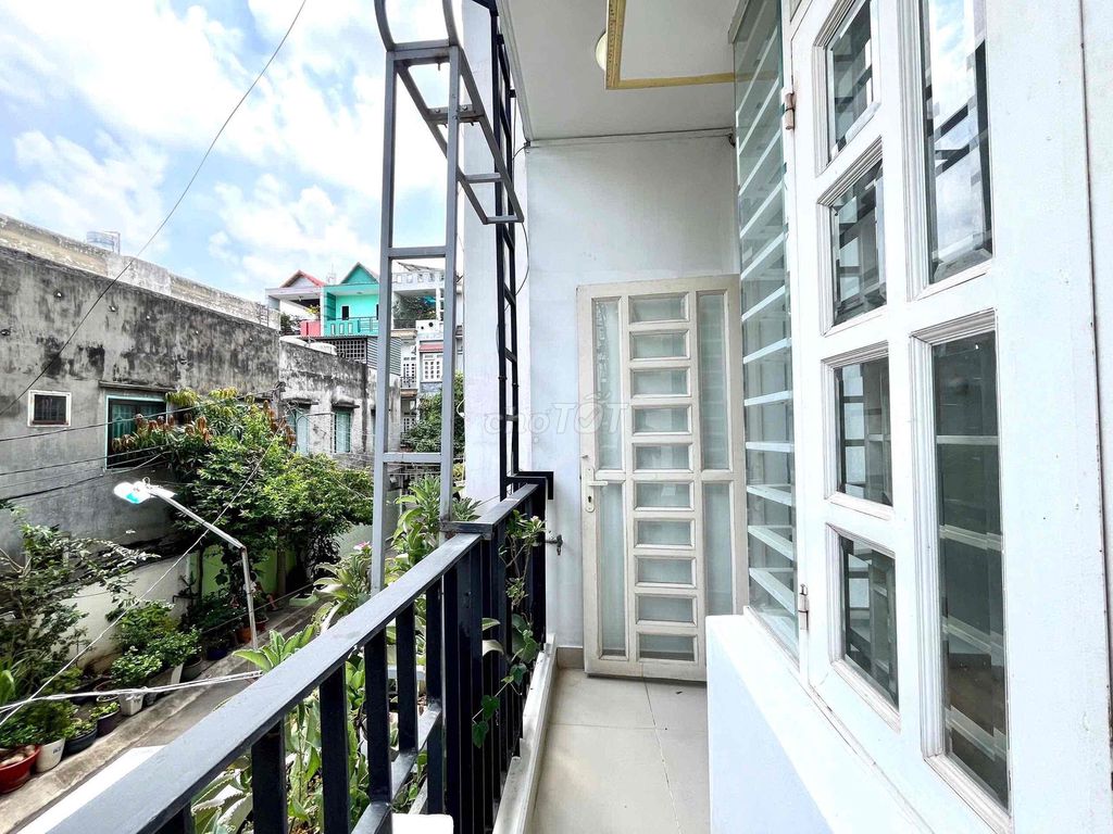 November 11th, Đỗ Thúc Tịnh full of balcony washing machines.