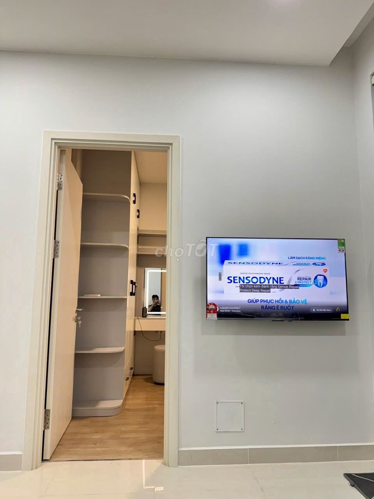 It's the owner who rented D-Homme apartments. One bedroom.
