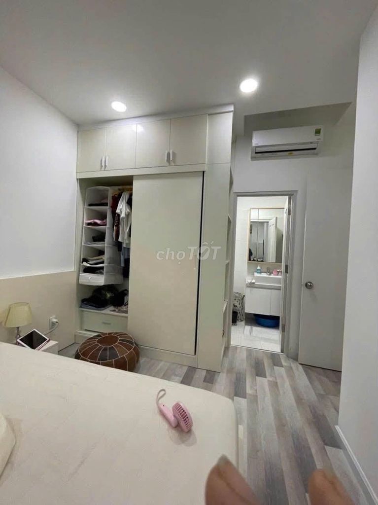 Ruby Garden 2 bedrooms, like, 77 m2 rents 9.5 million a month full interior.
