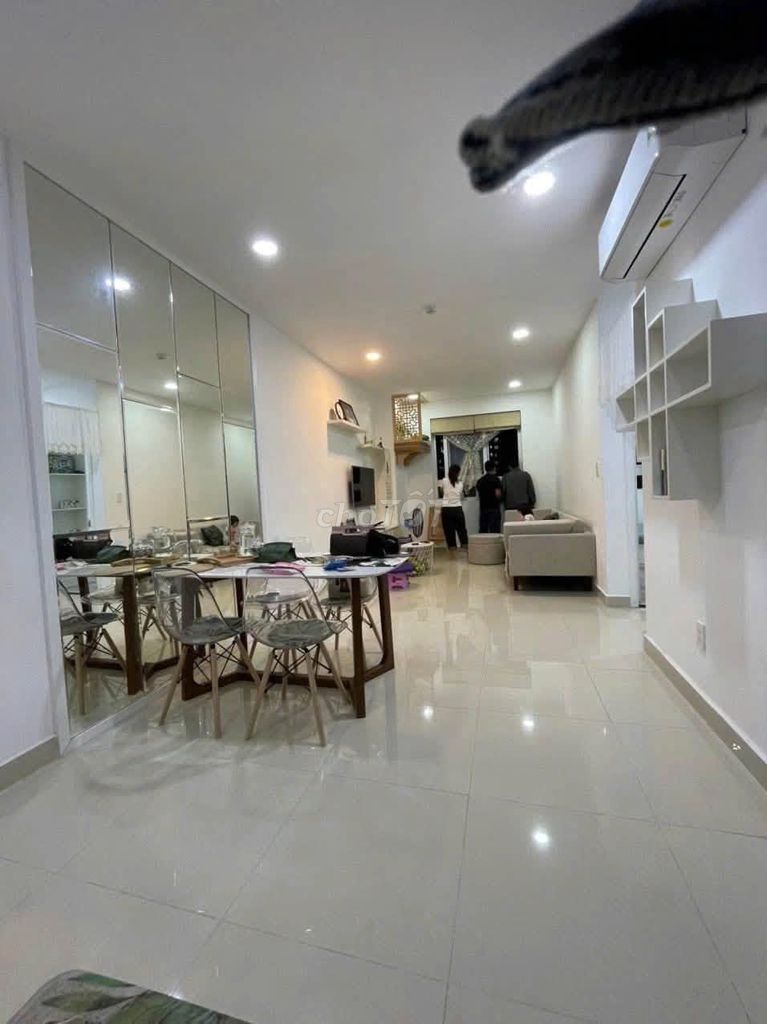 Ruby Garden 2 bedrooms, like, 77 m2 rents 9.5 million a month full interior.