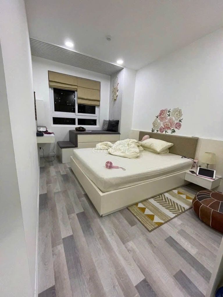 Ruby Garden 2 bedrooms, like, 77 m2 rents 9.5 million a month full interior.