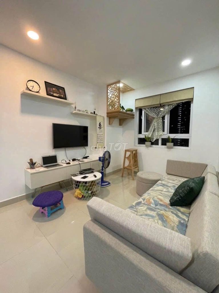 Ruby Garden 2 bedrooms, like, 77 m2 rents 9.5 million a month full interior.
