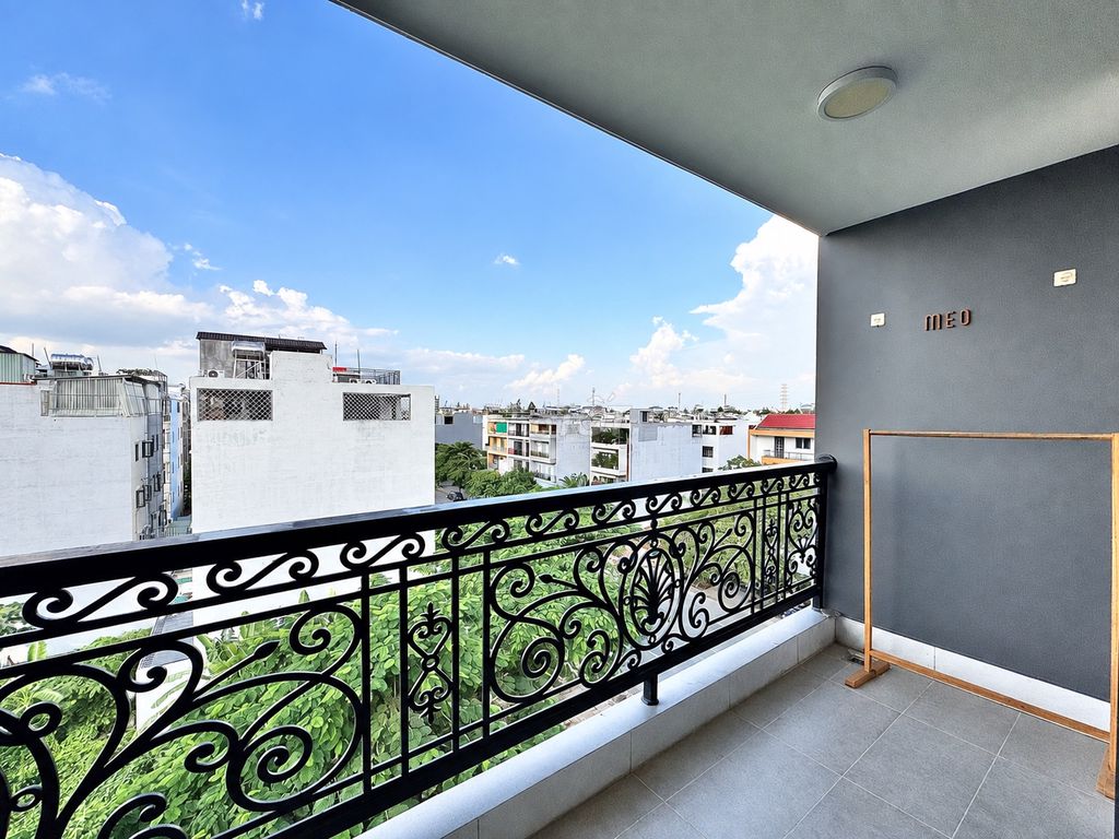 Rent a balcony at Cát Lái District 2.