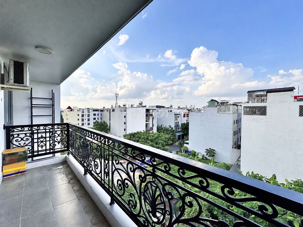 Rent a balcony at Cát Lái District 2.