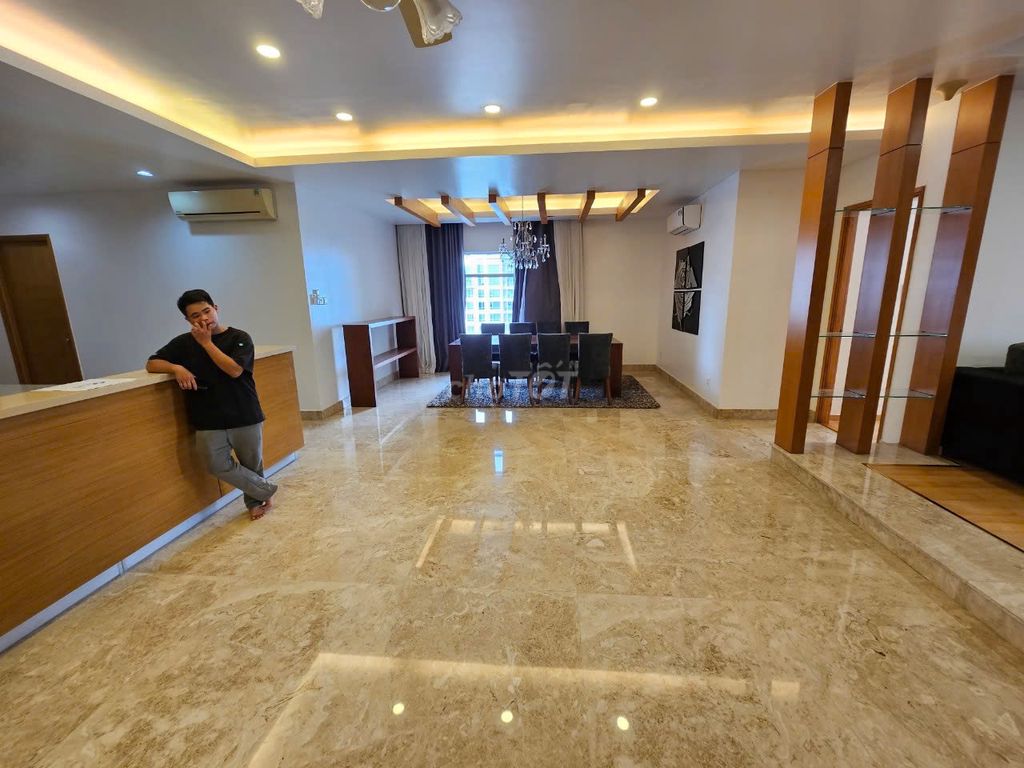 Rent the Penthouse Cộng Hòa Garden 150 m2 4 bedrooms 3 enough toilets.