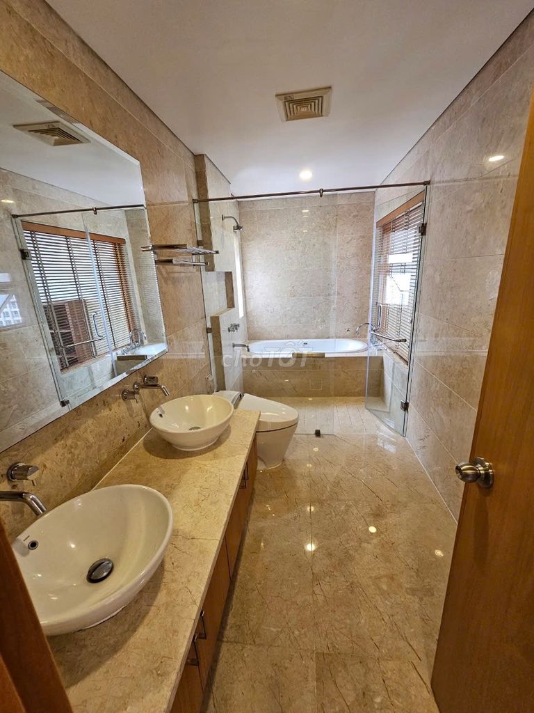 Rent the Penthouse Cộng Hòa Garden 150 m2 4 bedrooms 3 enough toilets.