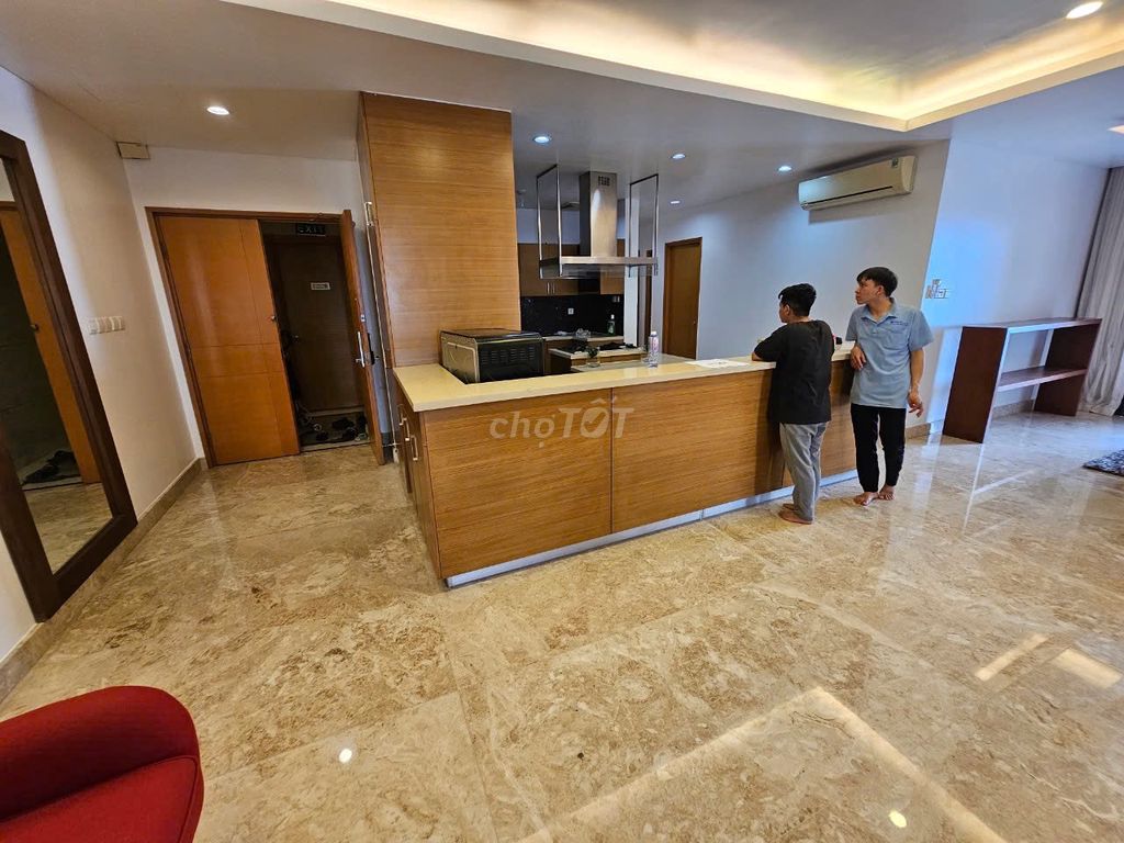 Rent the Penthouse Cộng Hòa Garden 150 m2 4 bedrooms 3 enough toilets.