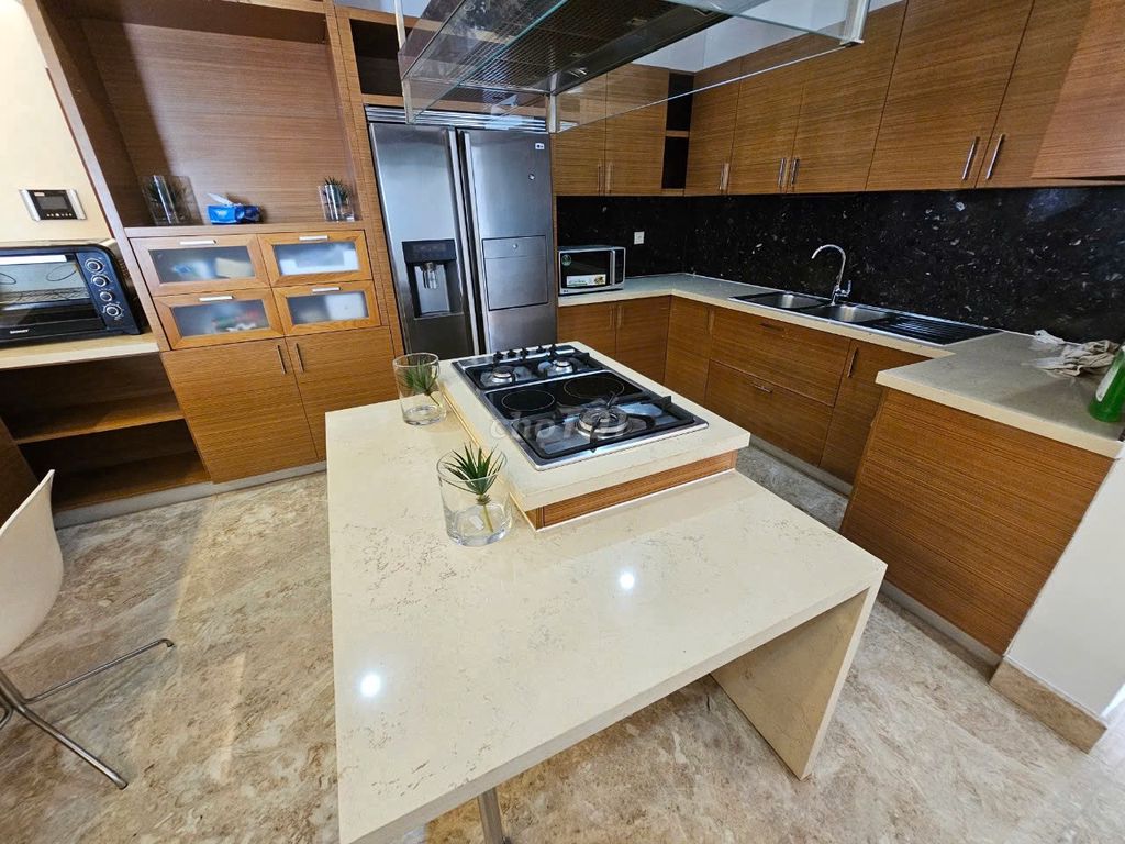 Rent the Penthouse Cộng Hòa Garden 150 m2 4 bedrooms 3 enough toilets.