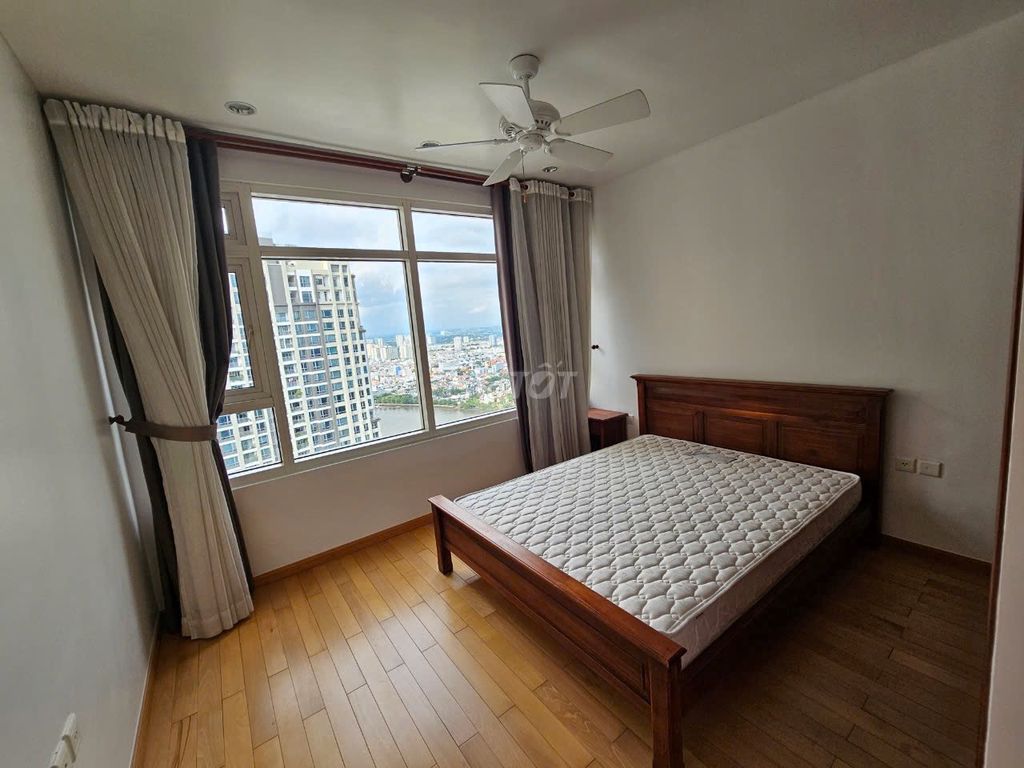 Rent the Penthouse Cộng Hòa Garden 150 m2 4 bedrooms 3 enough toilets.