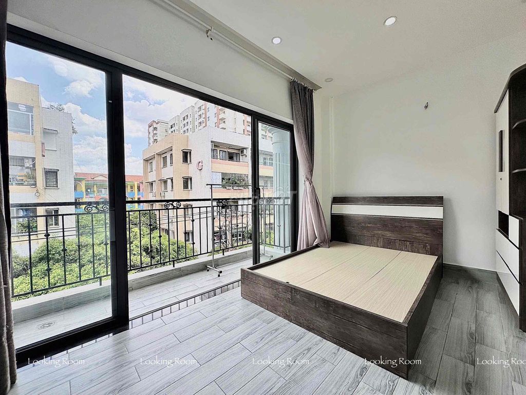 Rent us the beautiful, generous, full seven-foot Dương Quảng Hàm.