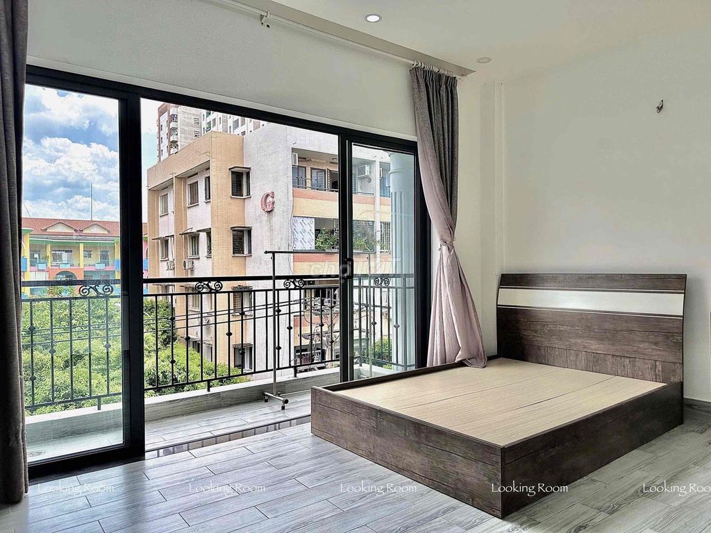 Rent us the beautiful, generous, full seven-foot Dương Quảng Hàm.