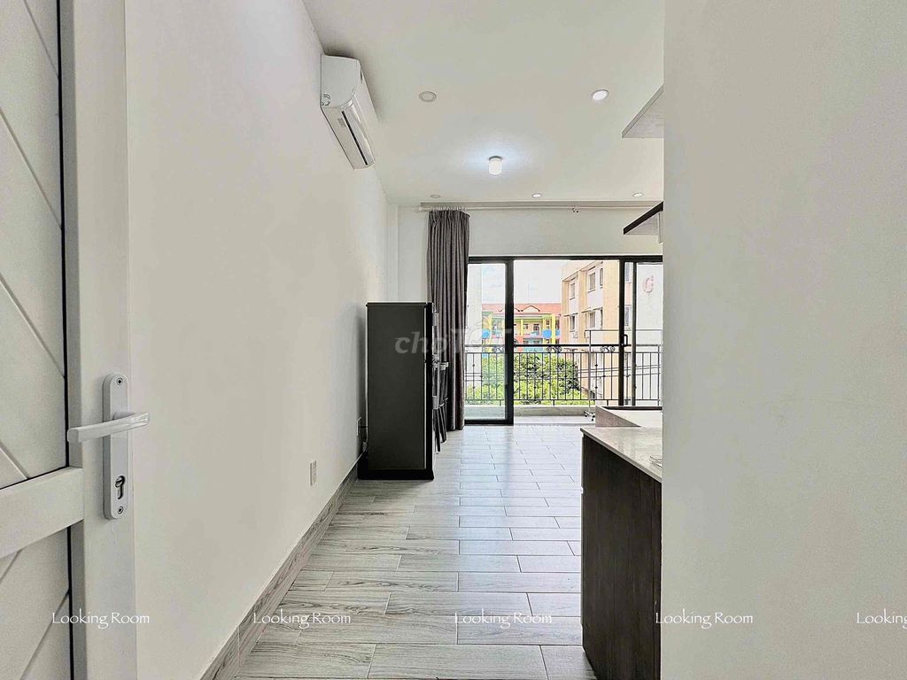 Rent us the beautiful, generous, full seven-foot Dương Quảng Hàm.