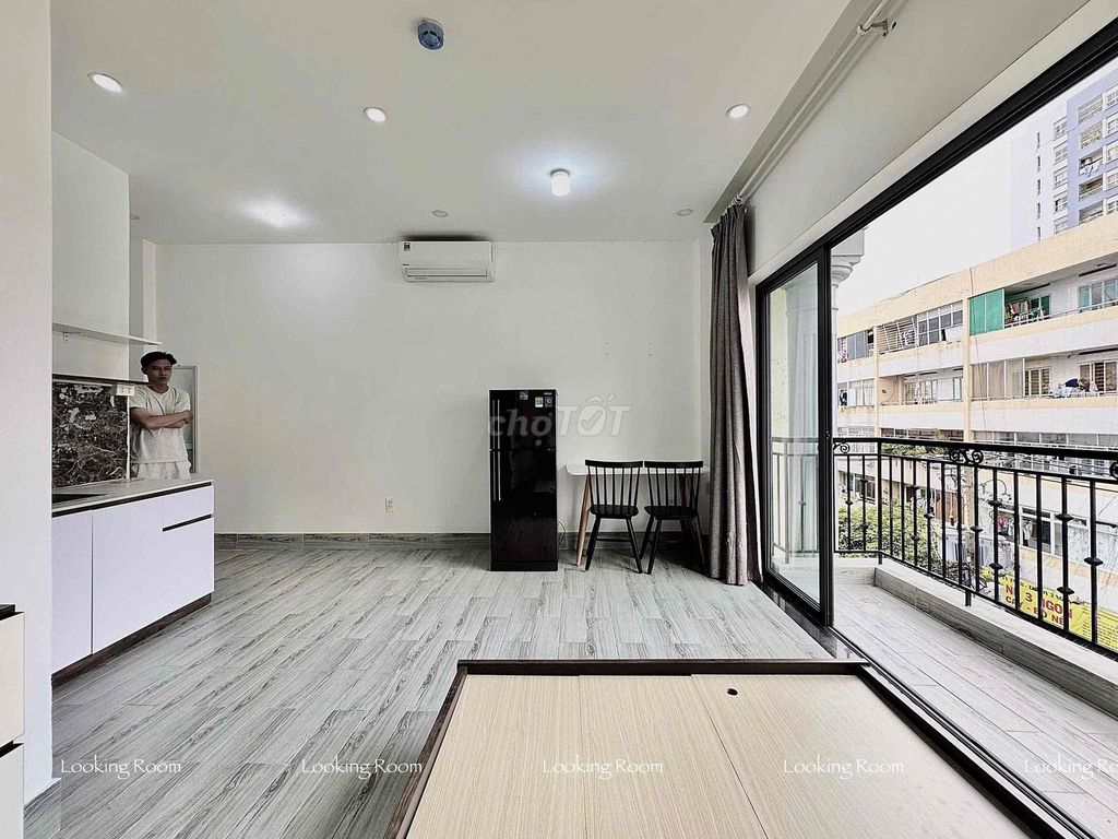 Rent us the beautiful, generous, full seven-foot Dương Quảng Hàm.