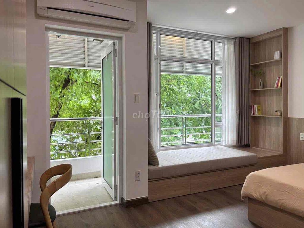 Rent the Central District 7 private balconies free to District 1, 4